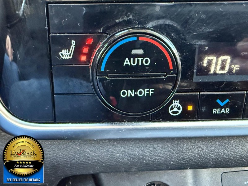 Nissan Rogue Vehicle Full-screen Gallery Image 14