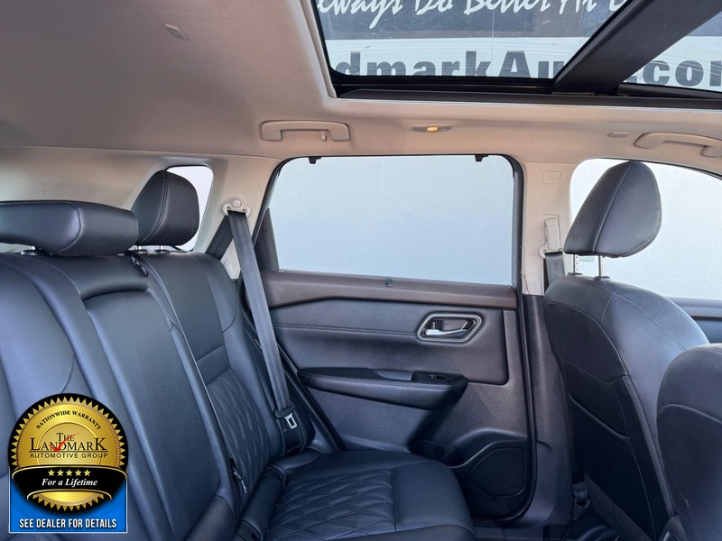 Nissan Rogue Vehicle Full-screen Gallery Image 16