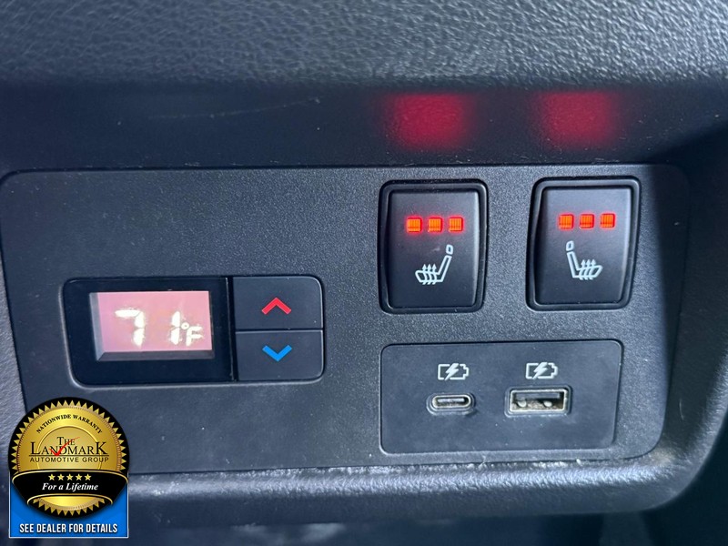 Nissan Rogue Vehicle Full-screen Gallery Image 17