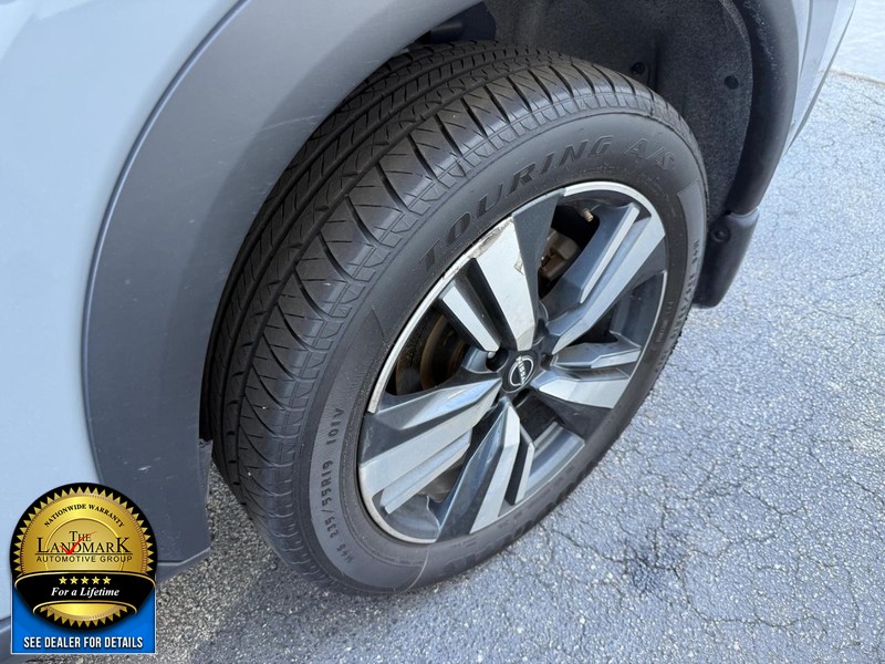 Nissan Rogue Vehicle Full-screen Gallery Image 22