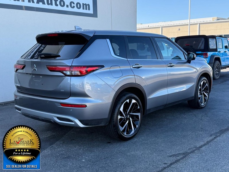 Mitsubishi Outlander Vehicle Full-screen Gallery Image 3