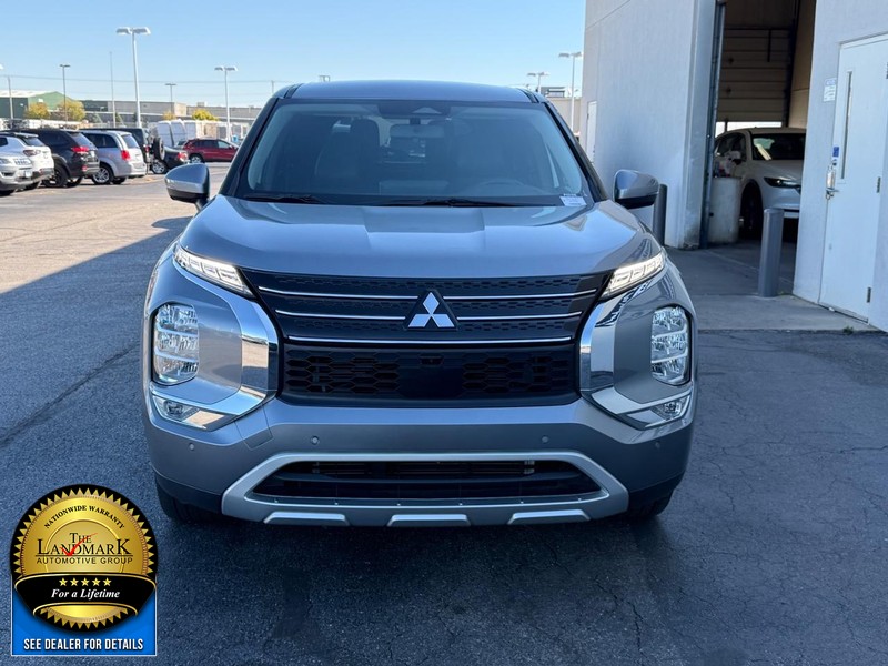 Mitsubishi Outlander Vehicle Full-screen Gallery Image 4