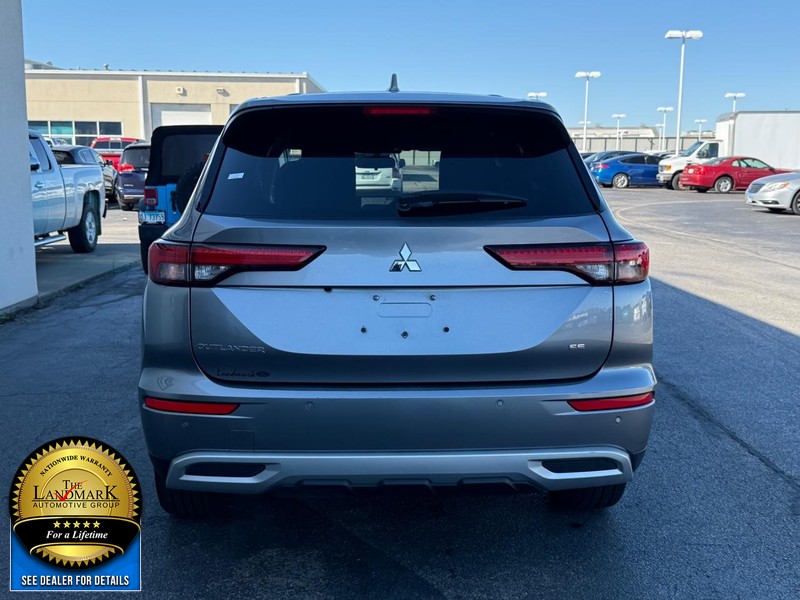 Mitsubishi Outlander Vehicle Full-screen Gallery Image 7