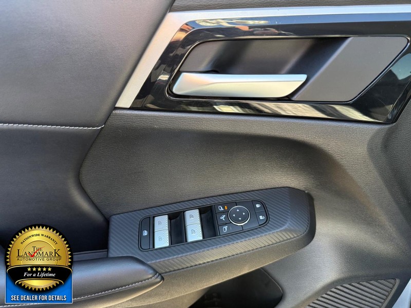 Mitsubishi Outlander Vehicle Full-screen Gallery Image 8