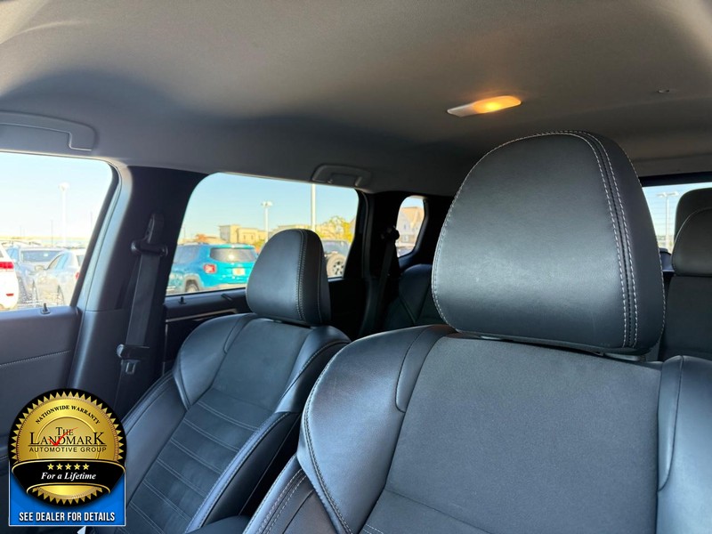 Mitsubishi Outlander Vehicle Full-screen Gallery Image 9