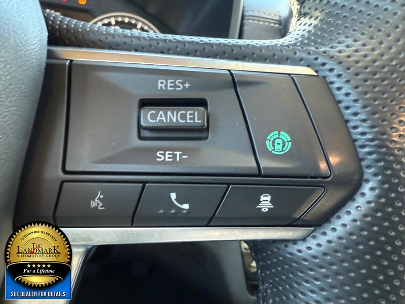 Mitsubishi Outlander Vehicle Full-screen Gallery Image 11