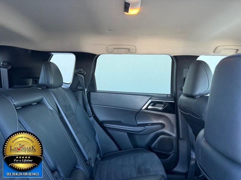 Mitsubishi Outlander Vehicle Full-screen Gallery Image 16