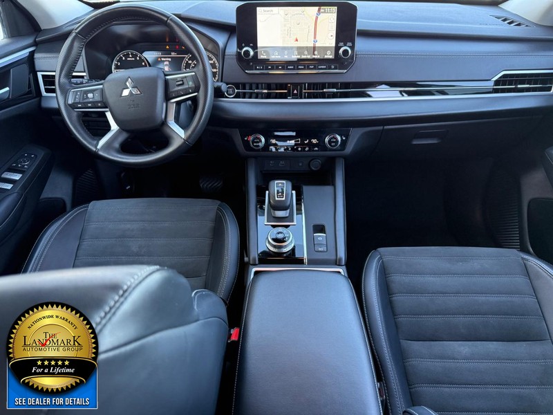 Mitsubishi Outlander Vehicle Full-screen Gallery Image 17