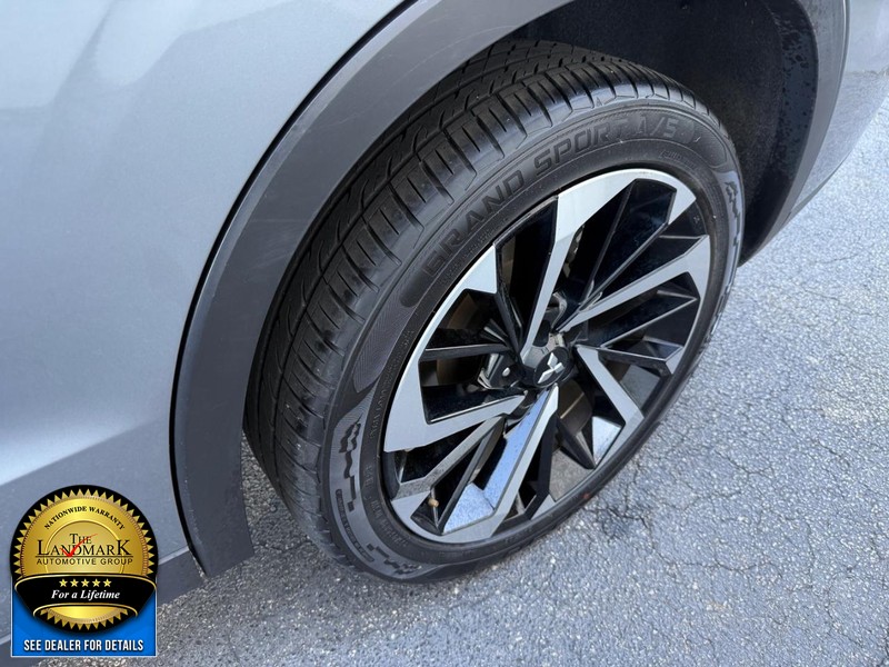 Mitsubishi Outlander Vehicle Full-screen Gallery Image 21