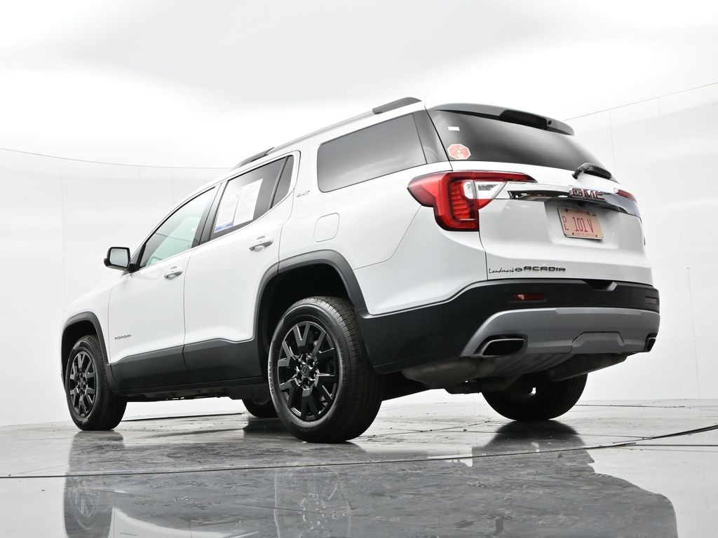 GMC Acadia Vehicle Full-screen Gallery Image 14