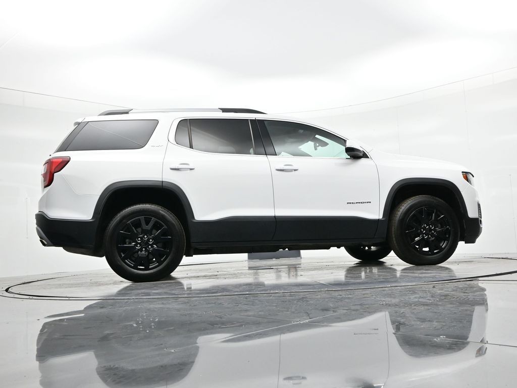 GMC Acadia Vehicle Full-screen Gallery Image 17