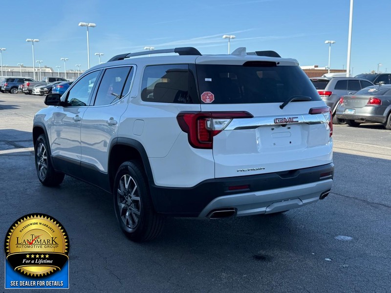 GMC Acadia Vehicle Full-screen Gallery Image 6