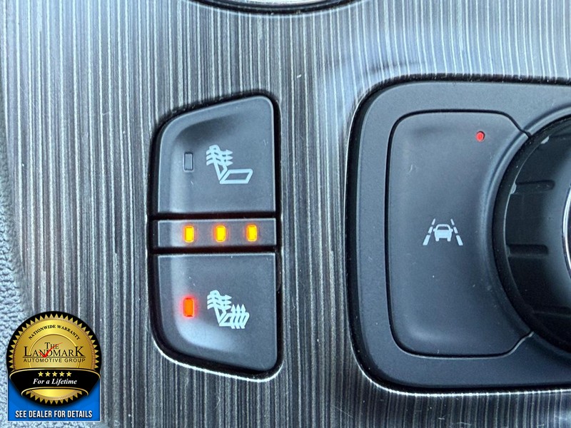 GMC Acadia Vehicle Full-screen Gallery Image 14