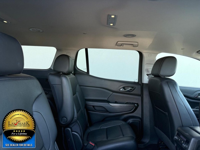 GMC Acadia Vehicle Full-screen Gallery Image 16
