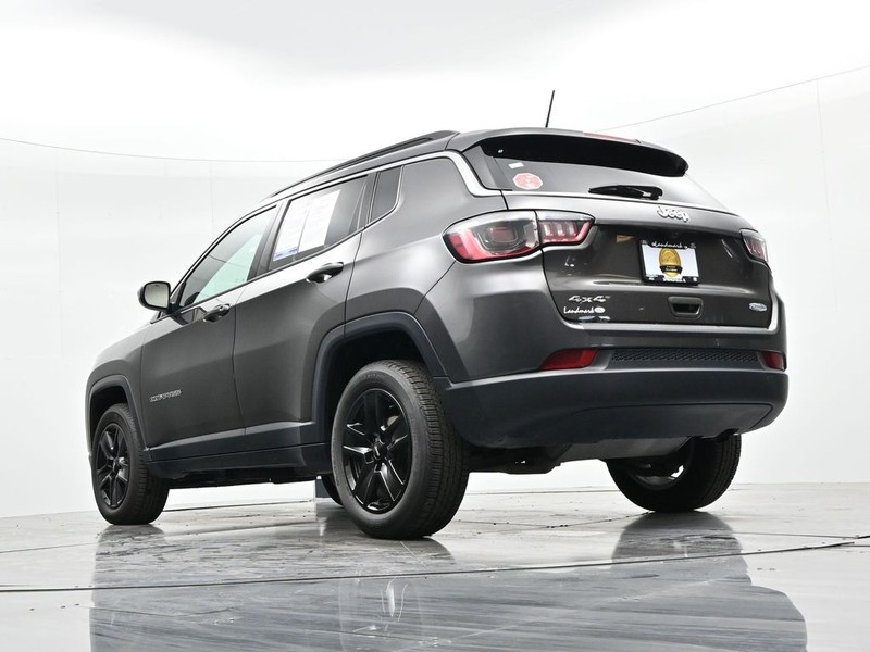 Jeep Compass Vehicle Full-screen Gallery Image 23