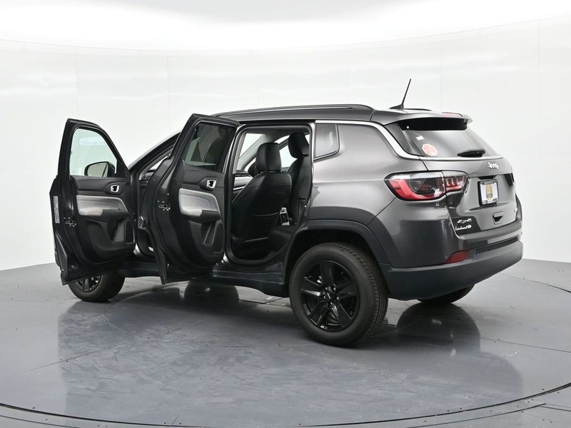 Jeep Compass Vehicle Full-screen Gallery Image 28