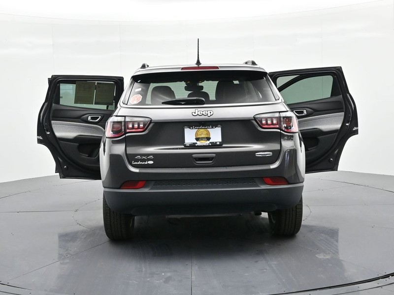 Jeep Compass Vehicle Full-screen Gallery Image 30