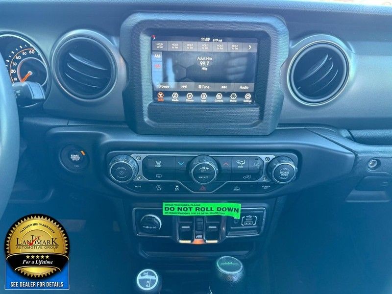 Jeep Gladiator Vehicle Full-screen Gallery Image 17