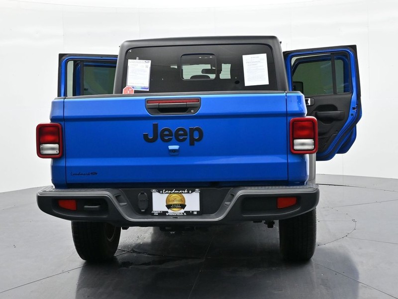 Jeep Gladiator Vehicle Full-screen Gallery Image 26