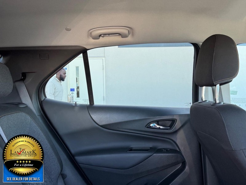 Chevrolet Equinox Vehicle Full-screen Gallery Image 17