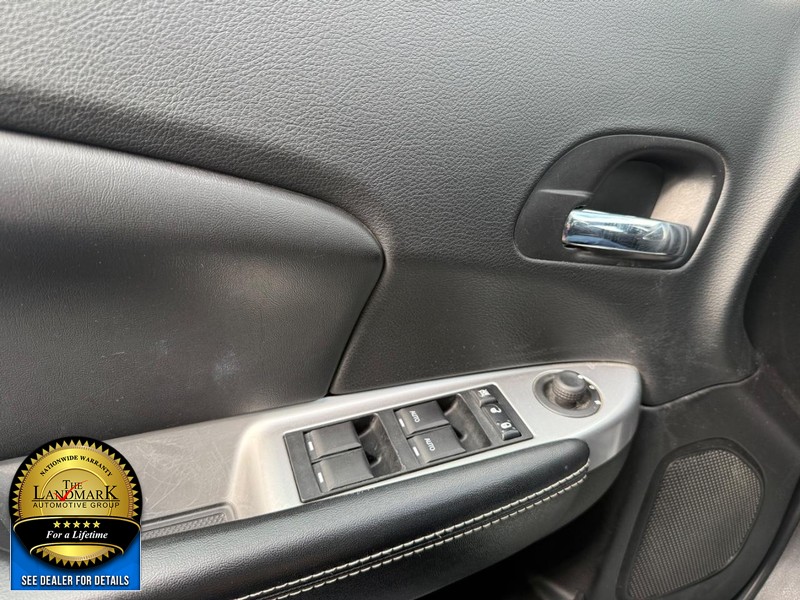 Chrysler 200 Vehicle Full-screen Gallery Image 8