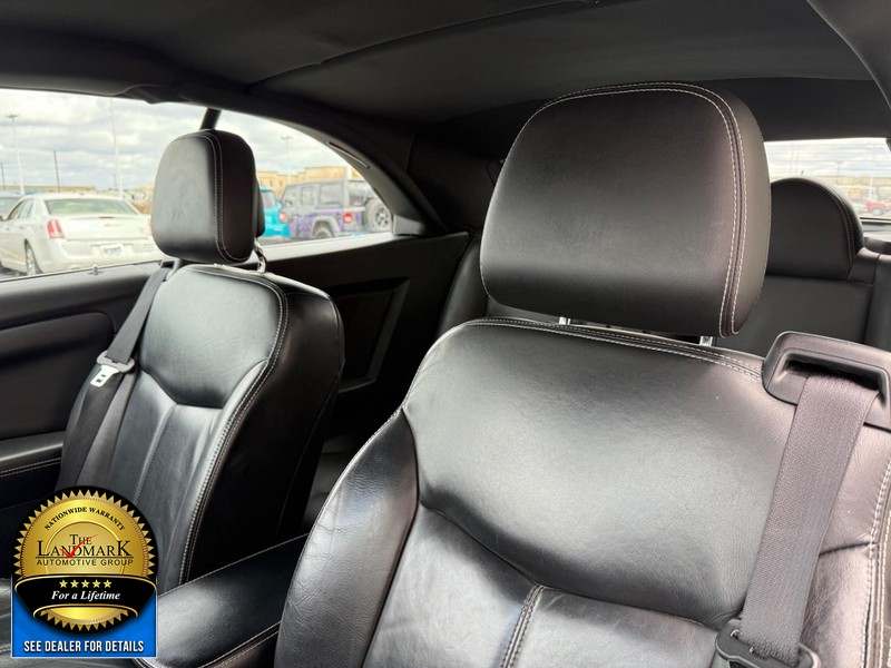 Chrysler 200 Vehicle Full-screen Gallery Image 9