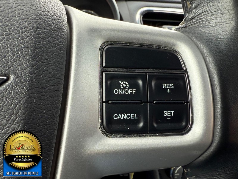 Chrysler 200 Vehicle Full-screen Gallery Image 11