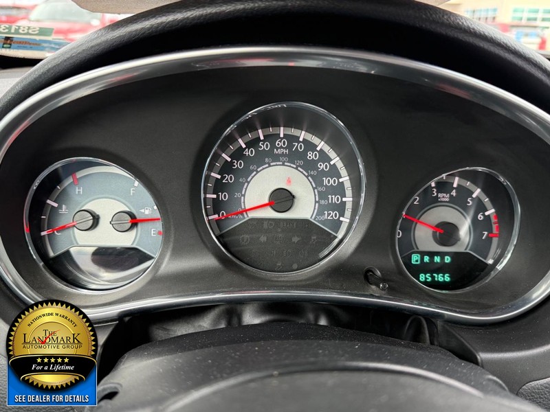 Chrysler 200 Vehicle Full-screen Gallery Image 12