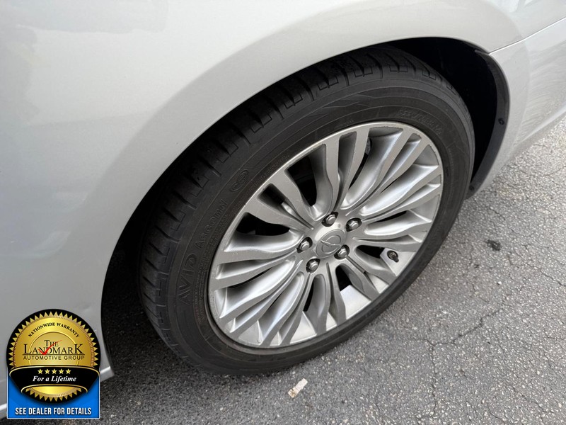 Chrysler 200 Vehicle Full-screen Gallery Image 20