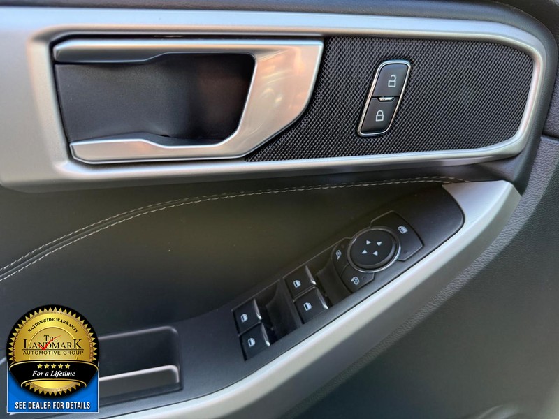 Ford Explorer Vehicle Full-screen Gallery Image 8