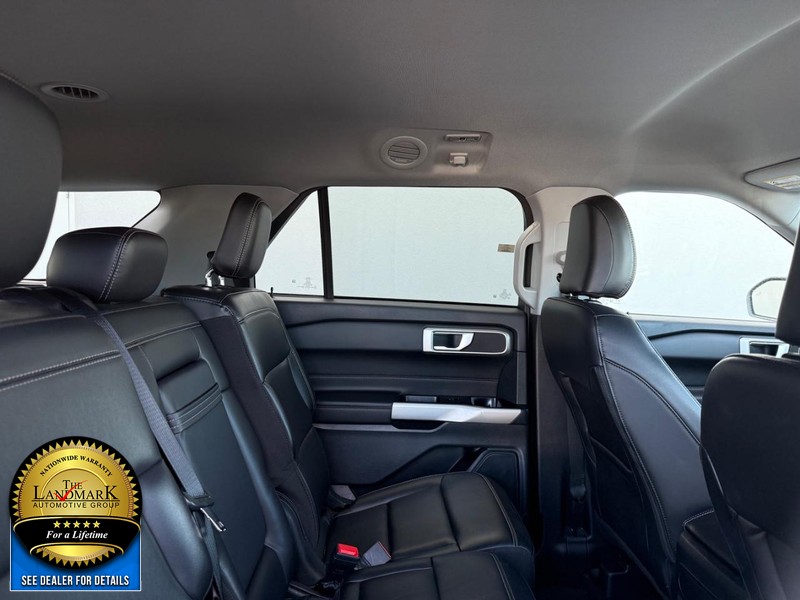Ford Explorer Vehicle Full-screen Gallery Image 15