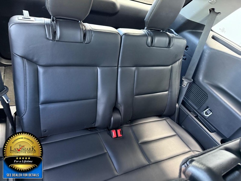 Ford Explorer Vehicle Full-screen Gallery Image 16