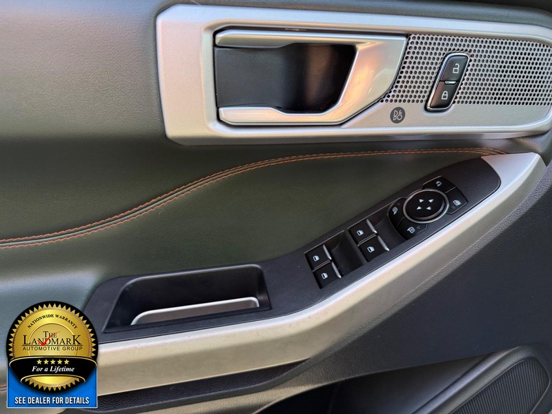 Ford Explorer Vehicle Full-screen Gallery Image 8