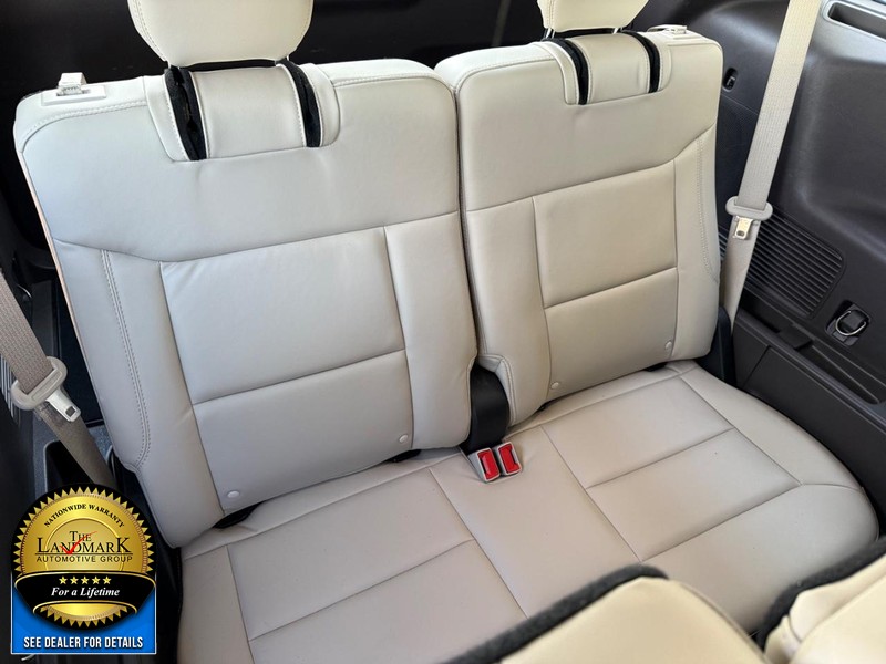 Ford Explorer Vehicle Full-screen Gallery Image 18