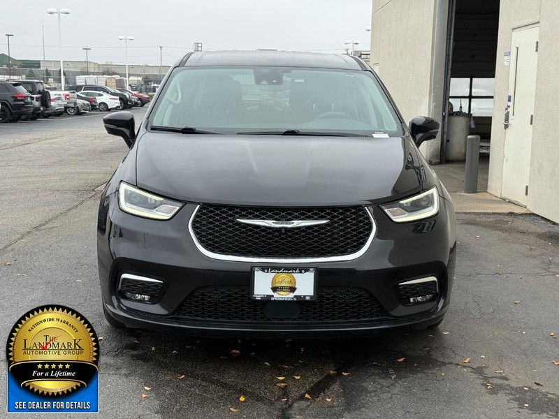 Chrysler Pacifica Vehicle Full-screen Gallery Image 4