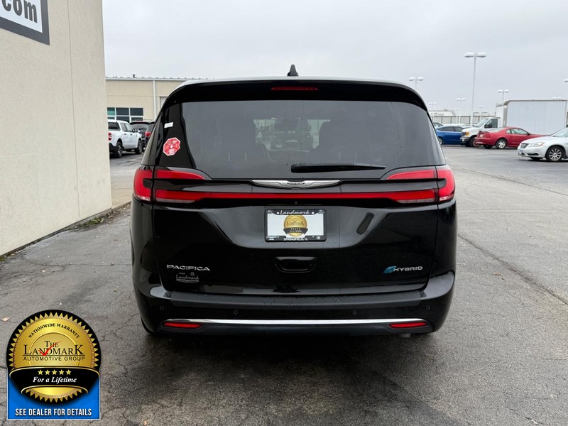 Chrysler Pacifica Vehicle Full-screen Gallery Image 7