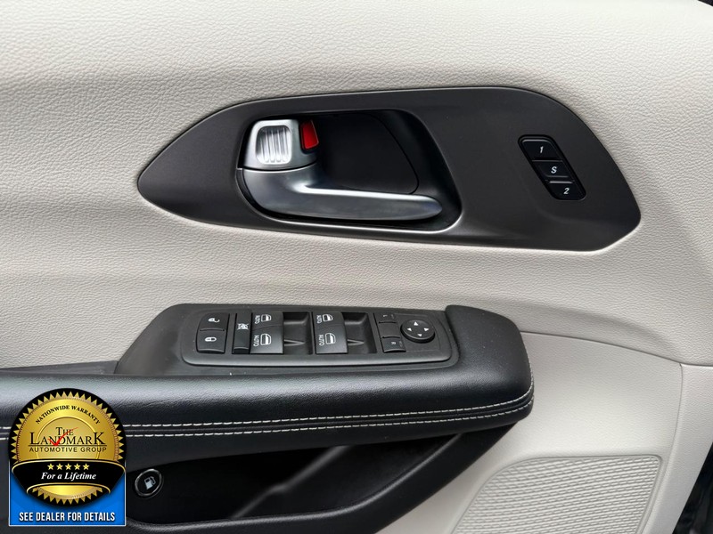 Chrysler Pacifica Vehicle Full-screen Gallery Image 8