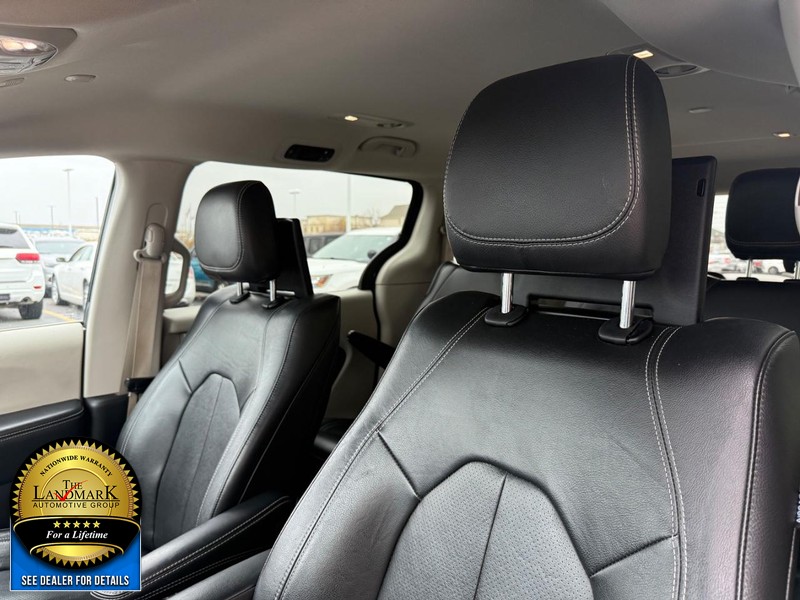 Chrysler Pacifica Vehicle Full-screen Gallery Image 9