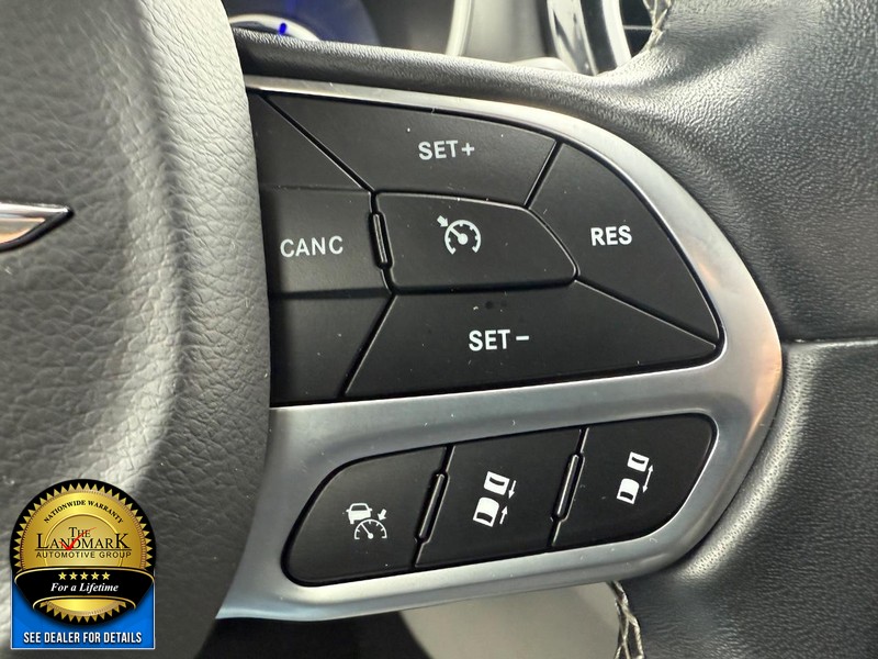 Chrysler Pacifica Vehicle Full-screen Gallery Image 11