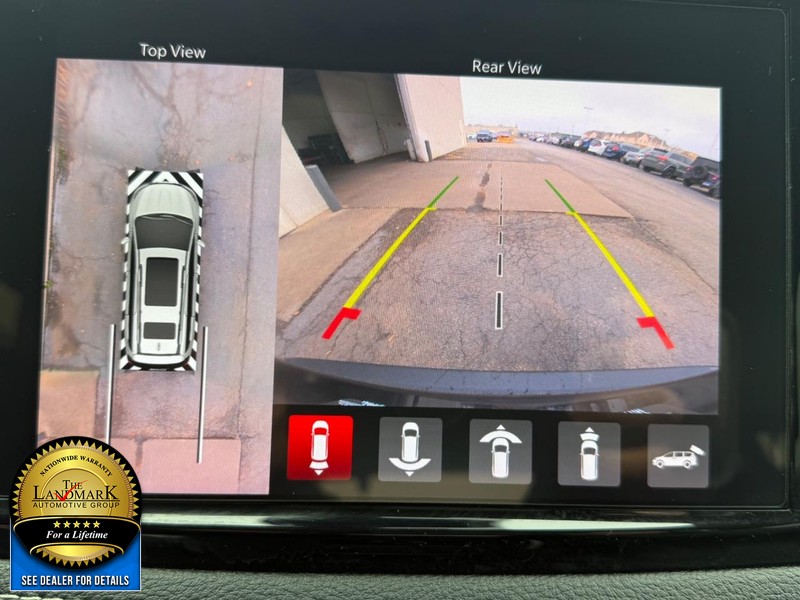 Chrysler Pacifica Vehicle Full-screen Gallery Image 13