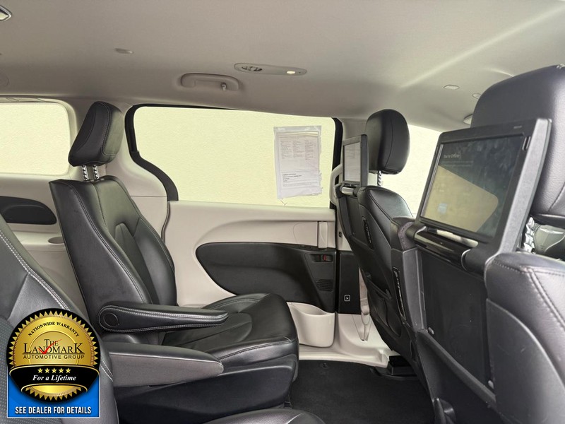 Chrysler Pacifica Vehicle Full-screen Gallery Image 16
