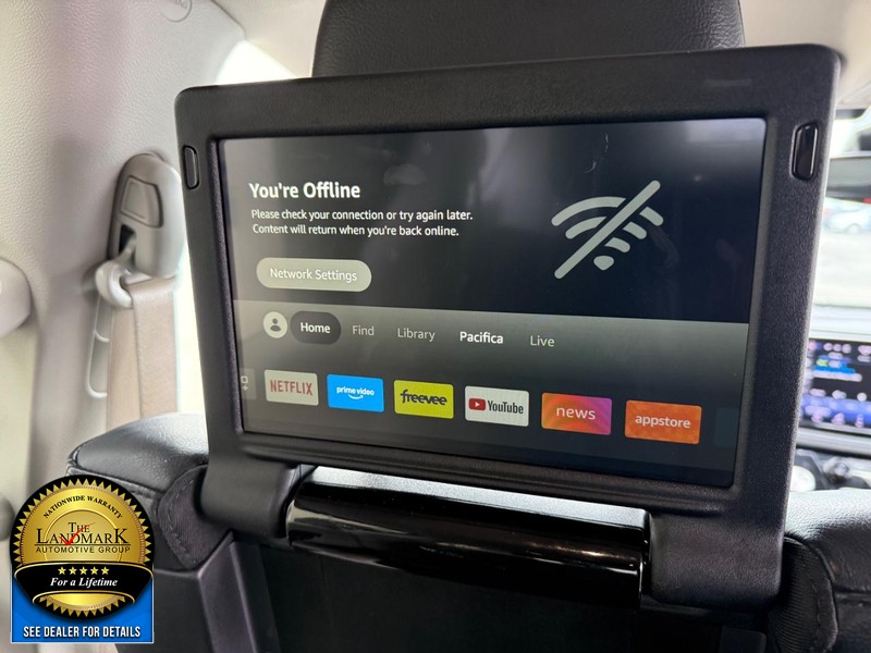 Chrysler Pacifica Vehicle Full-screen Gallery Image 17