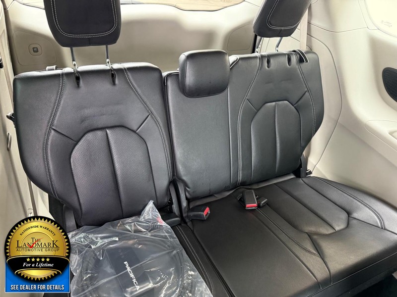 Chrysler Pacifica Vehicle Full-screen Gallery Image 19
