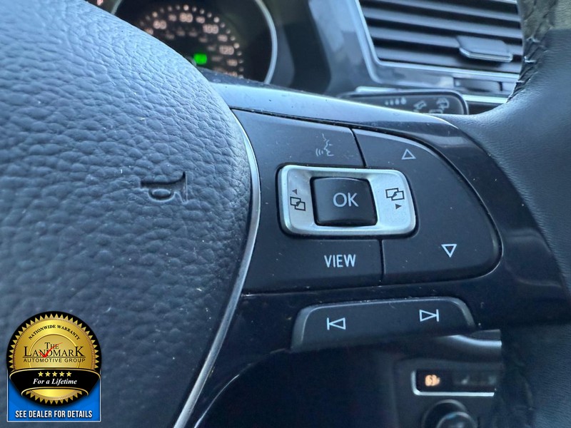 Volkswagen Tiguan Vehicle Full-screen Gallery Image 11