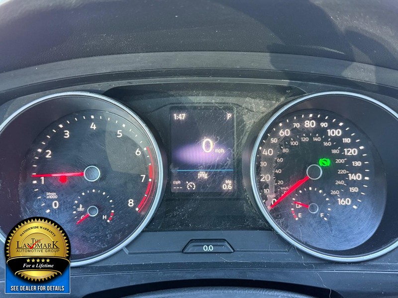 Volkswagen Tiguan Vehicle Full-screen Gallery Image 12