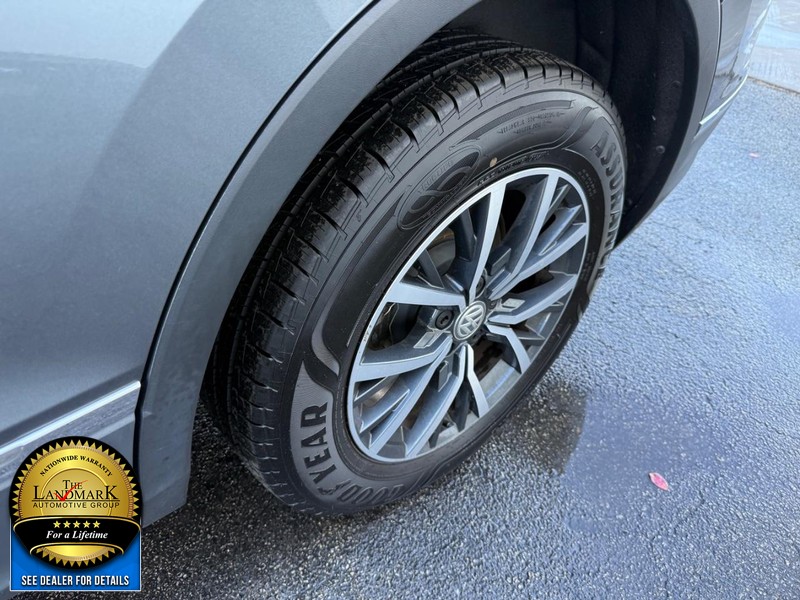 Volkswagen Tiguan Vehicle Full-screen Gallery Image 20