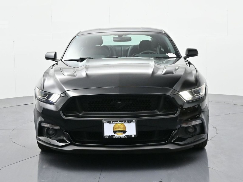 Ford Mustang Vehicle Full-screen Gallery Image 3