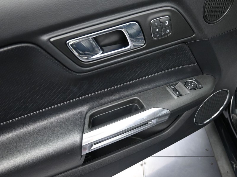 Ford Mustang Vehicle Full-screen Gallery Image 10