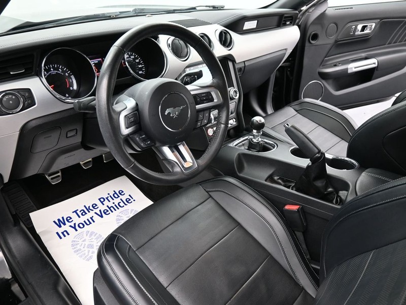 Ford Mustang Vehicle Full-screen Gallery Image 14