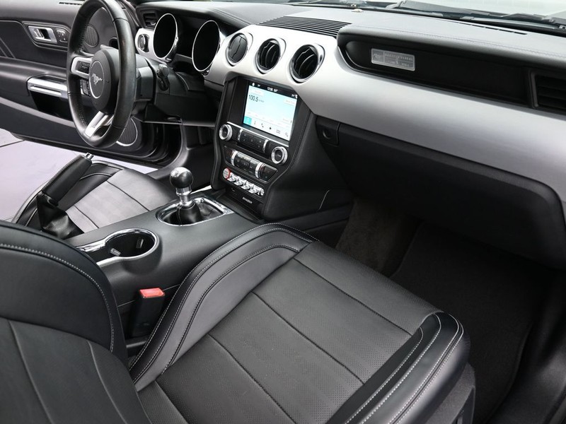 Ford Mustang Vehicle Full-screen Gallery Image 15